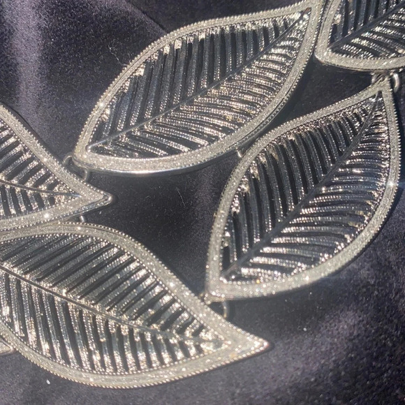 Vintage silver metal sparkles bold leafs statement necklace - Picture 4 of 11